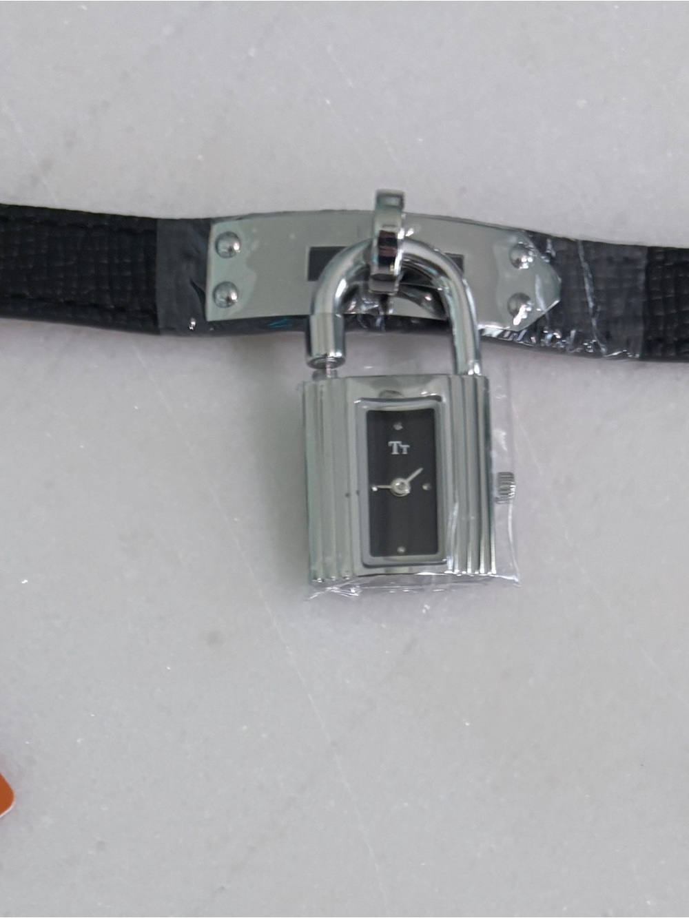 Luxury Style Kelly Padlock Wristwatch in Silver Tone - Picture 4 of 7